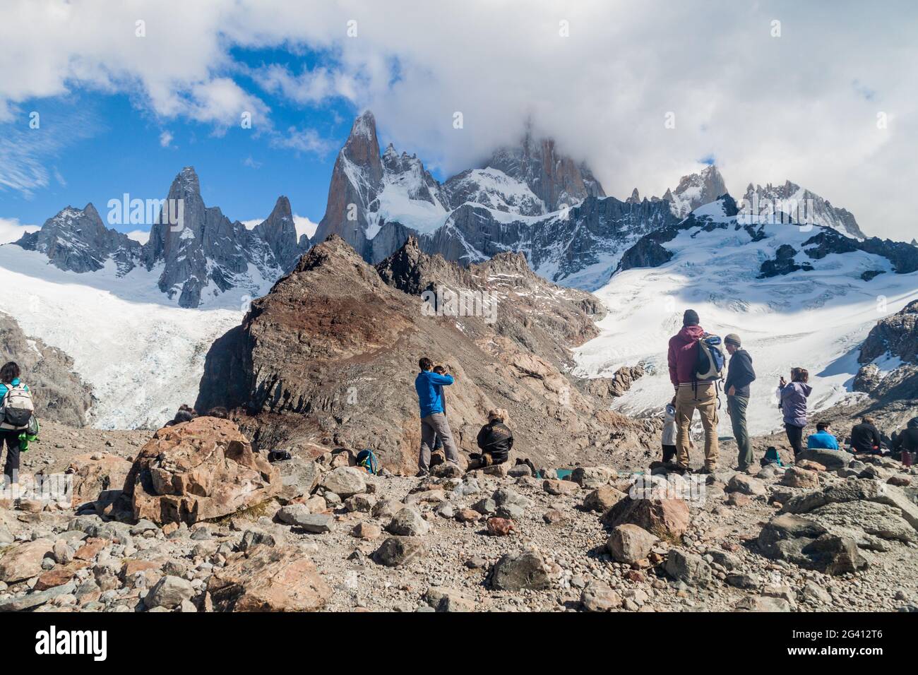 EL CHALTEN, ARGENTINA - 11 MARZO 2015: Turisti vicino al lago Laguna de los Tres osservare la montagna Fitz Roy nel Parco Nazionale Los Glaciares, Patagonia, Arg Foto Stock
