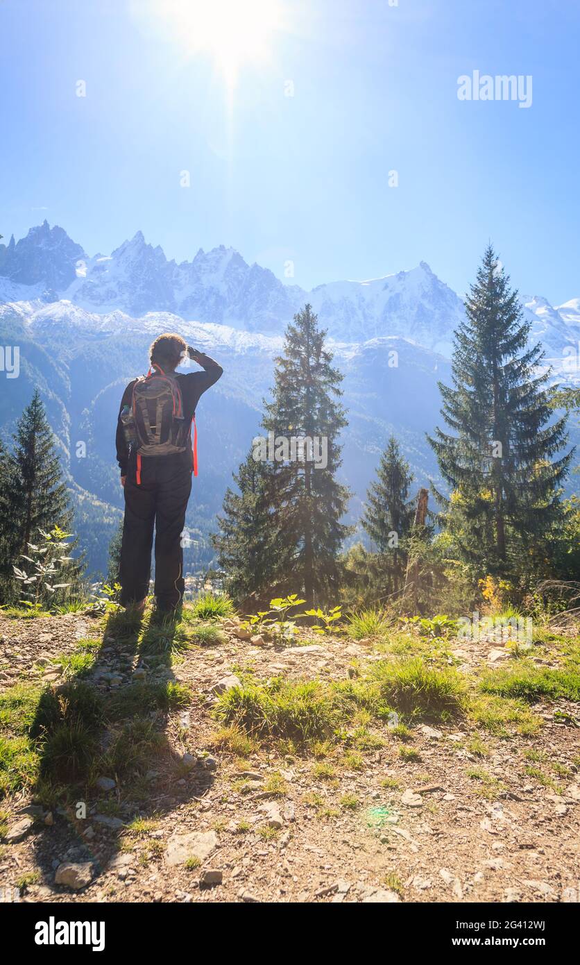 Una giovane donna sta camminando nelle montagne vicino a. Località sciistica di Chamonix in Francia Foto Stock