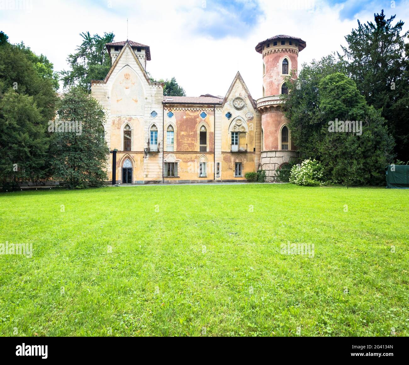 Castello di Miradolo, design gotico pieno di mistero, con luce del tramonto. Foto Stock