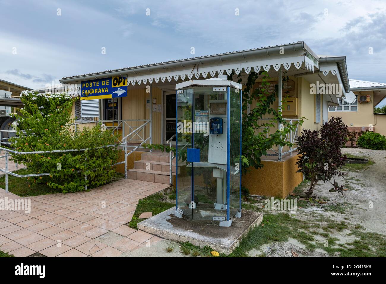 Telefono box di fronte all'Ufficio postale di Fakarava, Atollo di Fakarava, Isole Tuamotu, Polinesia Francese, Sud Pacifico Foto Stock