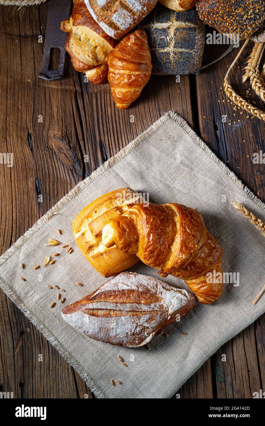 Panini freschi in una cornucopia Foto Stock