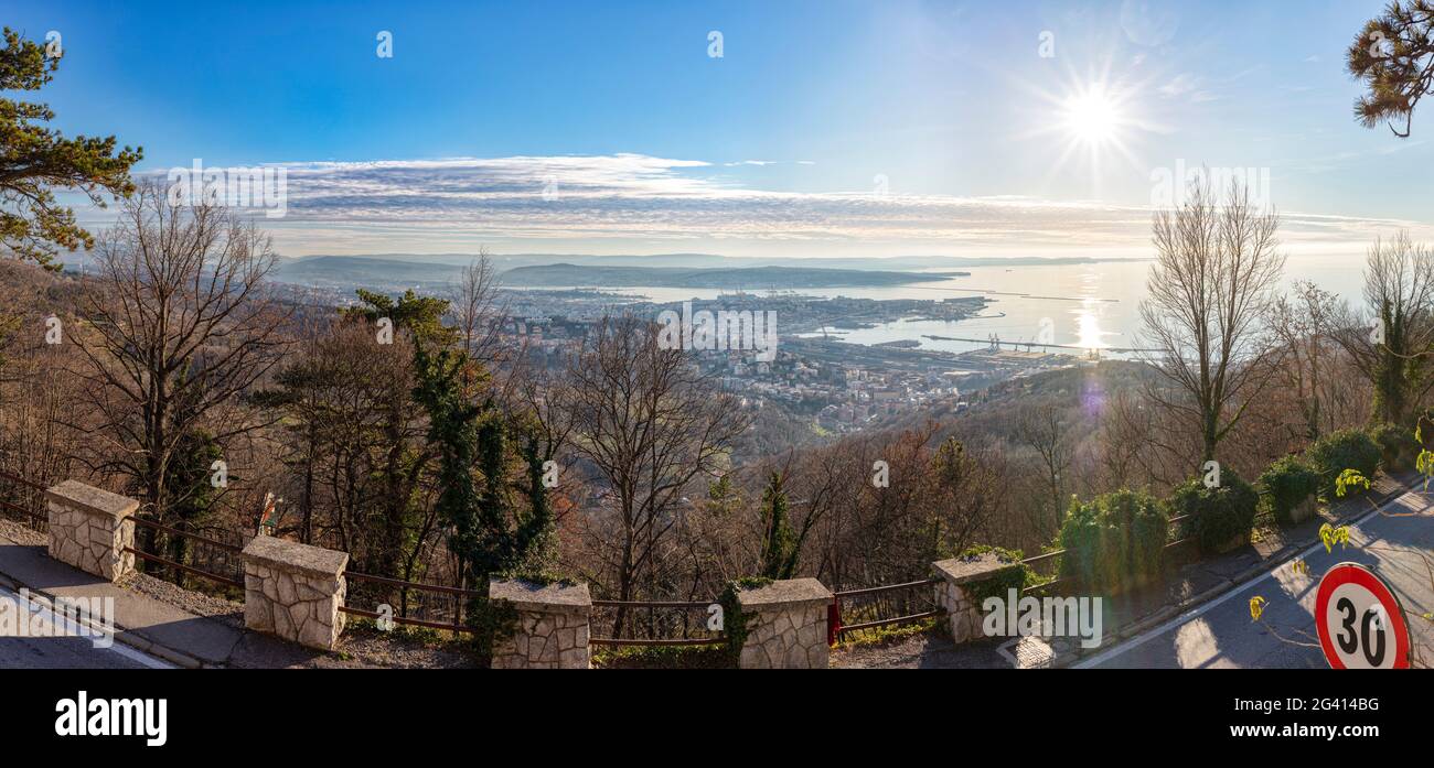 Panorama del Golfo di Trieste, Trieste, Friuli-Venezia Giulia, Italia Foto Stock