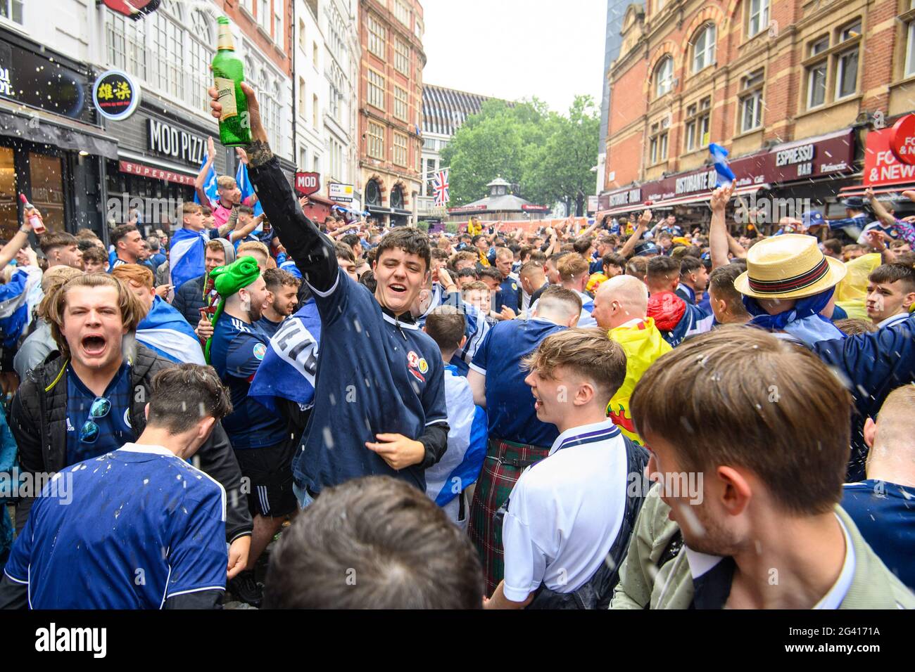 Londra, Regno Unito. 18 giugno 2021. I fan scozzesi si riuniscono a Leicester Square, Londra, in vista della partita UEFA Euro 2020 tra Inghilterra e Scozia a Wembley. Data immagine: Venerdì 18 giugno 2021. Il credito fotografico dovrebbe essere: Matt Crossick/Empics/Alamy Live News Foto Stock