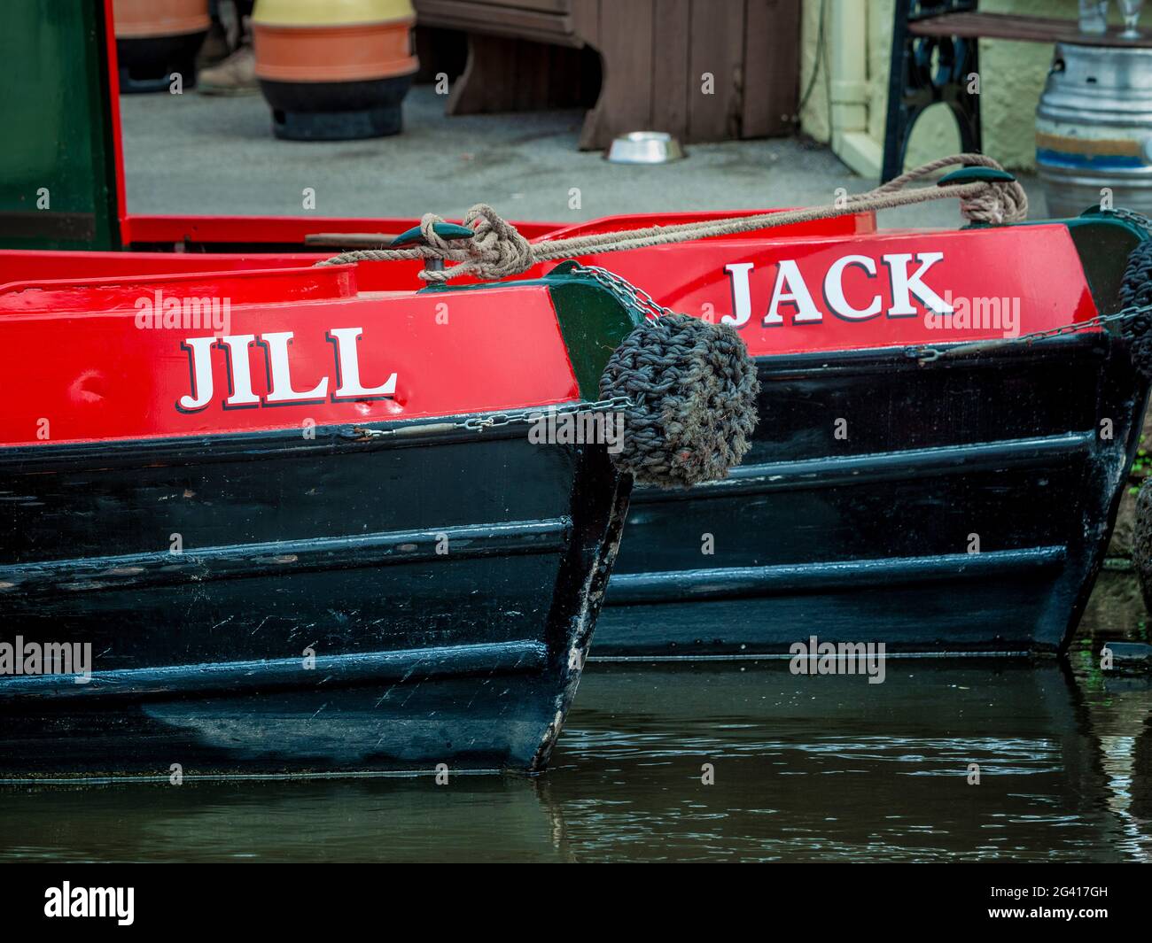 2 barche a chiocciola, una chiamata Jack l'altra chiamata Jill ormeggiate sul canale di Leeds e Liverpool, Skipton, Regno Unito Foto Stock