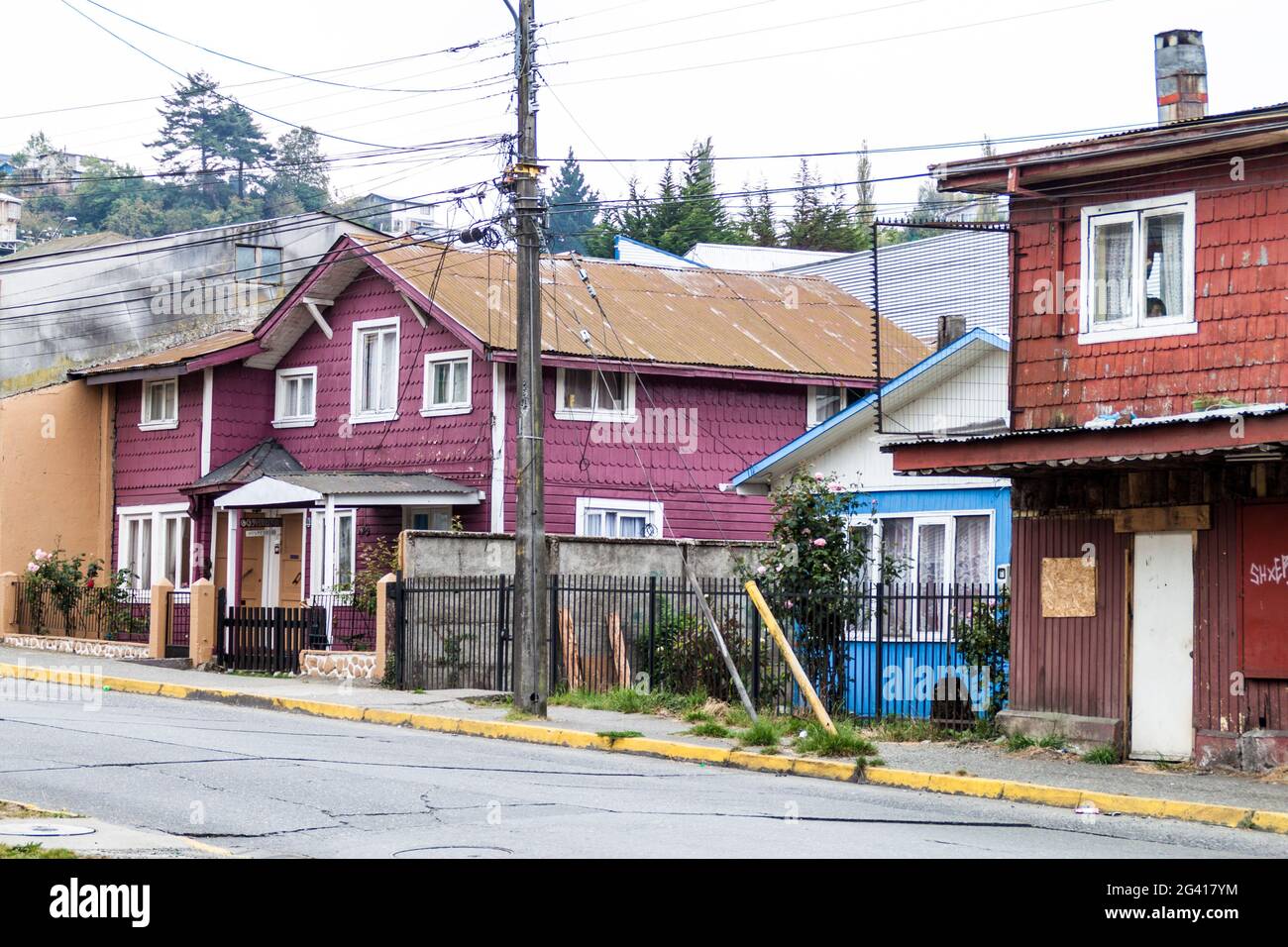 PUERTO MONTT, CILE - 1 MARZO 2015: Case colorate a Puerto Montt, Cile Foto Stock