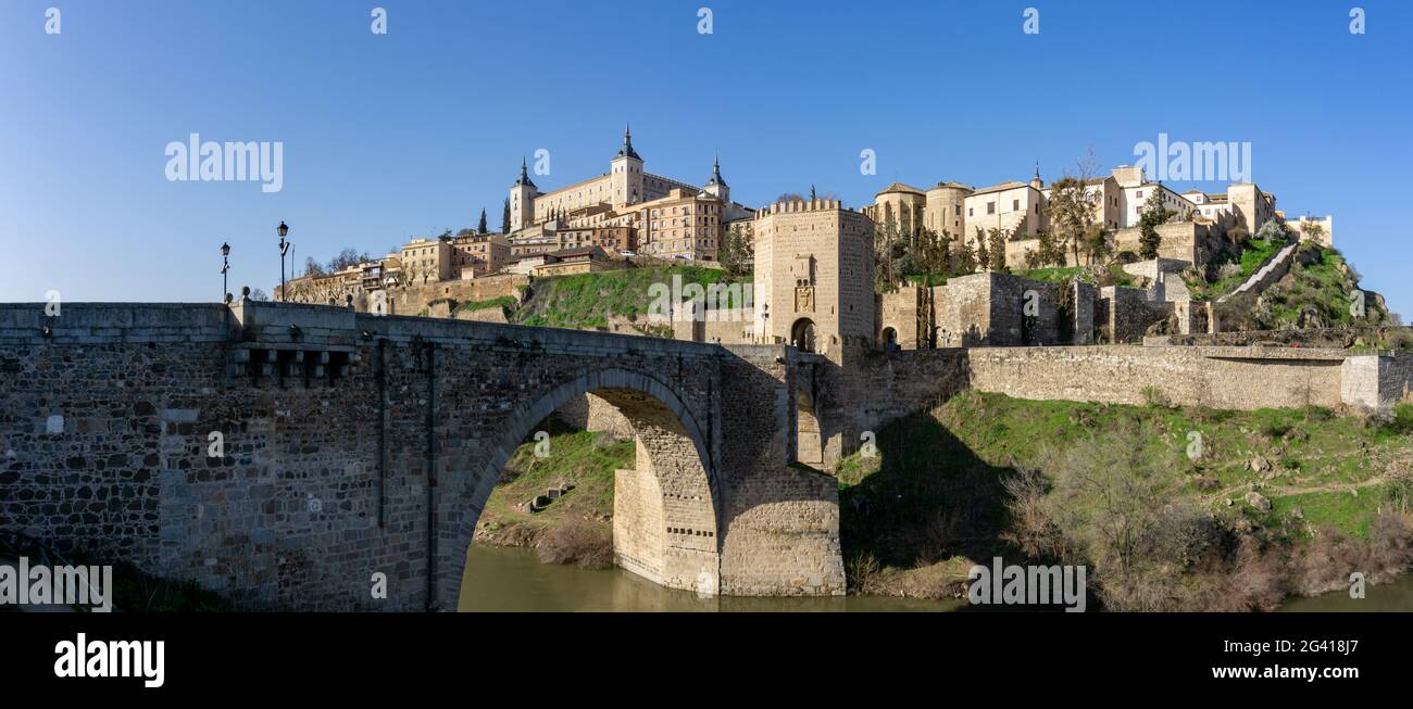 La storica città spagnola di Toledo sul fiume Tago con il ponte romano in primo piano Foto Stock
