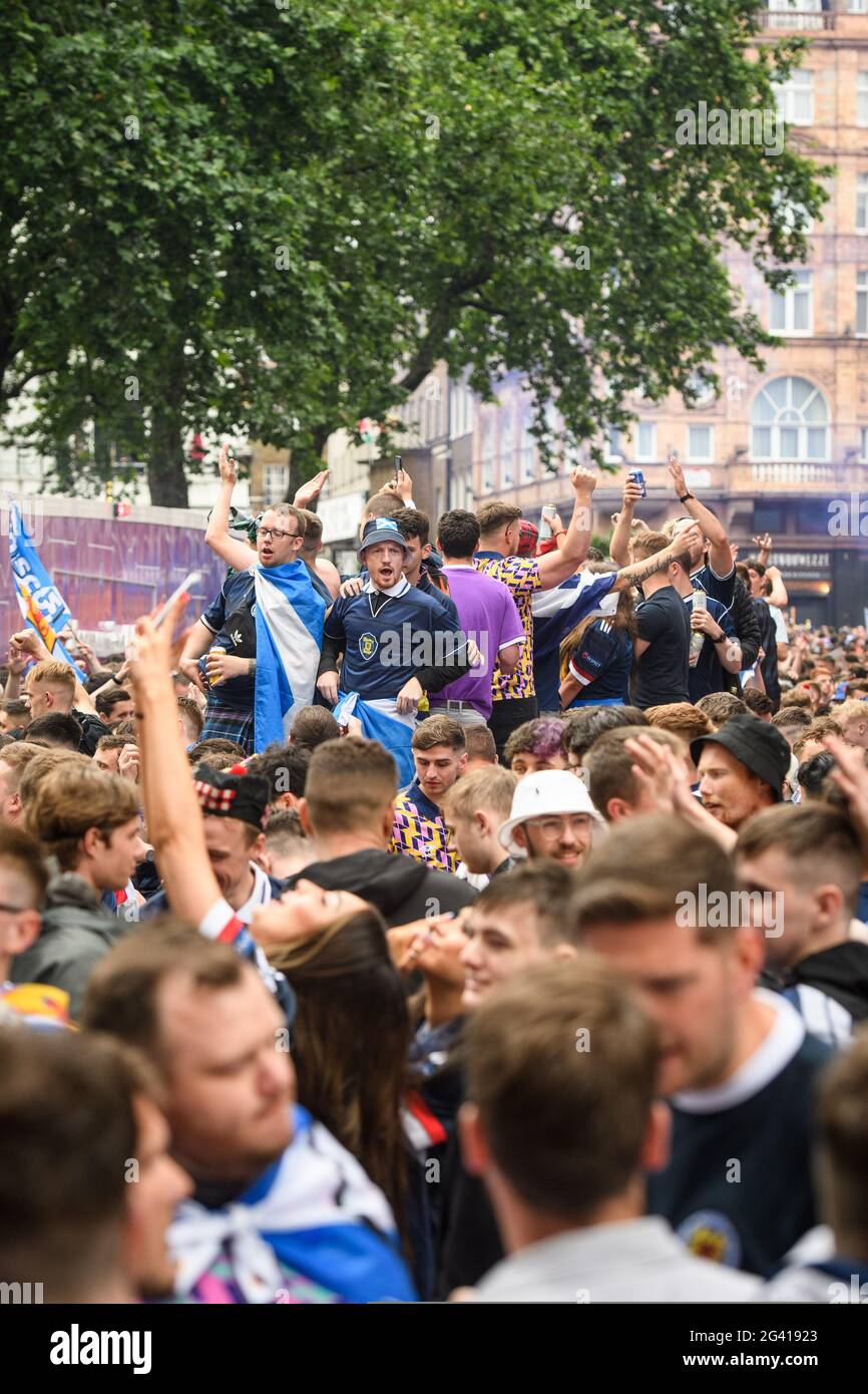 Londra, Regno Unito. 18 giugno 2021. I fan scozzesi si riuniscono a Leicester Square, Londra, in vista della partita UEFA Euro 2020 tra Inghilterra e Scozia a Wembley. Data immagine: Venerdì 18 giugno 2021. Il credito fotografico dovrebbe essere: Matt Crossick/Empics/Alamy Live News Foto Stock