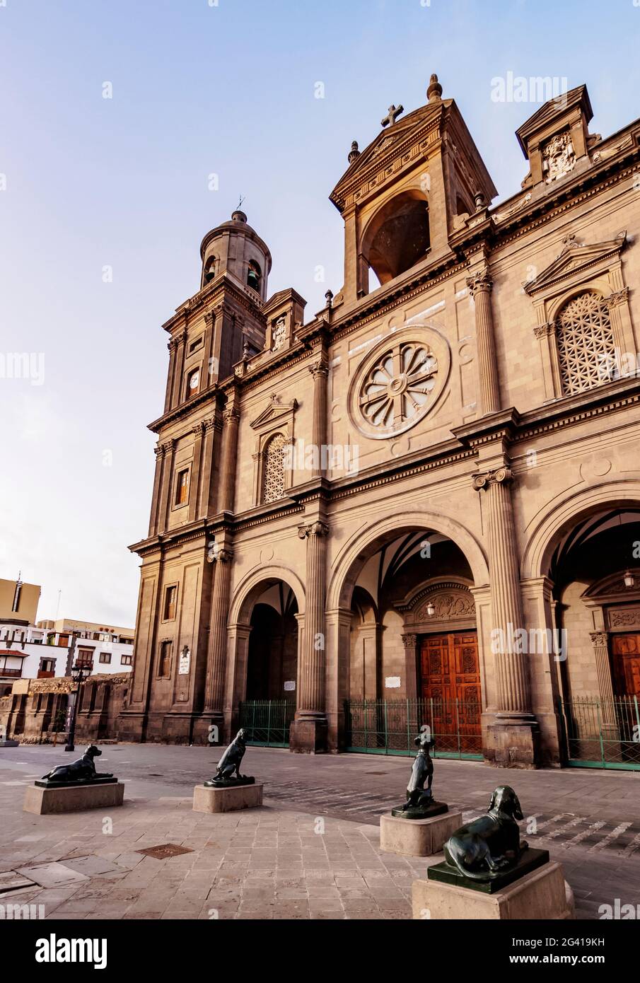 Monumenti del cane di fronte alla Cattedrale di Santa Ana, Plaza de Santa Ana, Las Palmas de Gran Canaria, Gran Canaria, Isole Canarie, Spagna Foto Stock