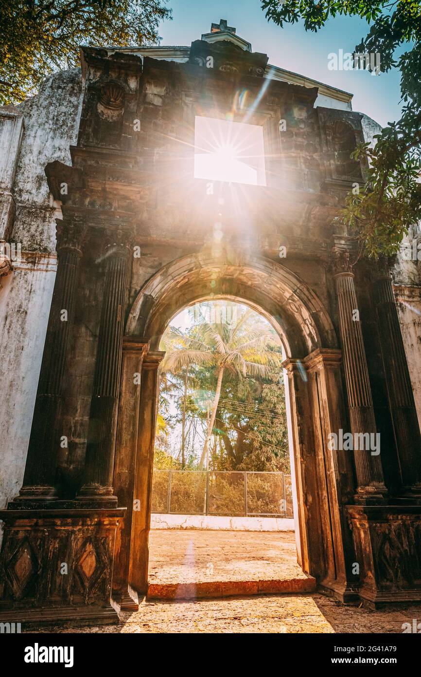 Goa Velha, India. Old St. Paul's College Gate. Famoso monumento storico e patrimonio storico. Il St. Paul's College era una scuola gesuita, e successivamente un college Foto Stock