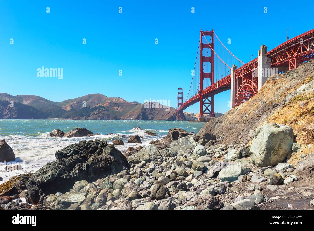 Vista del Golden Gate Bridge dalla spiaggia di Bakery, San Francisco, California, USA Foto Stock