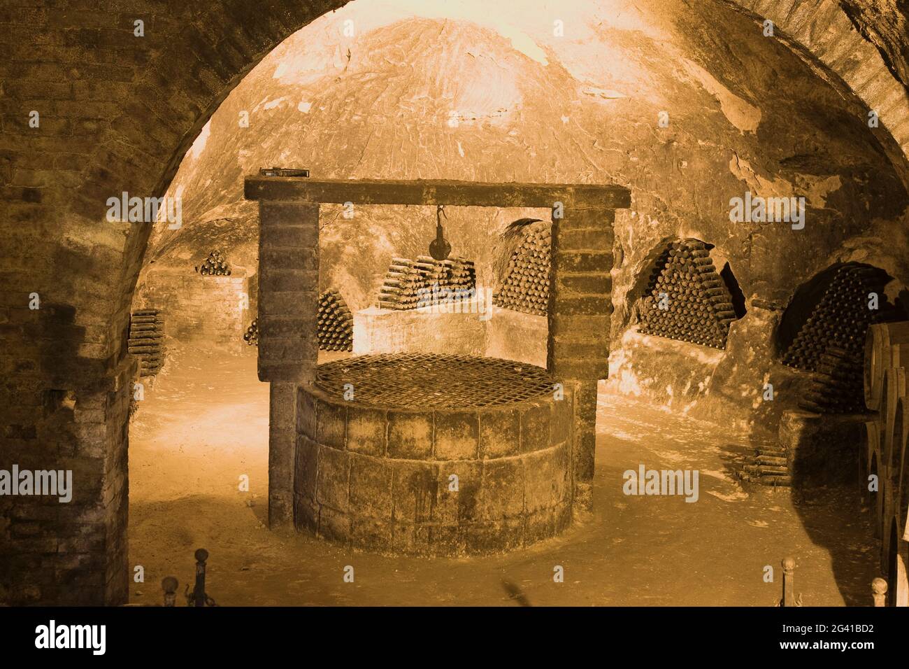 Pozzo d'acqua all'interno di una cantina, Montepulciano, Toscana, Italia Foto Stock