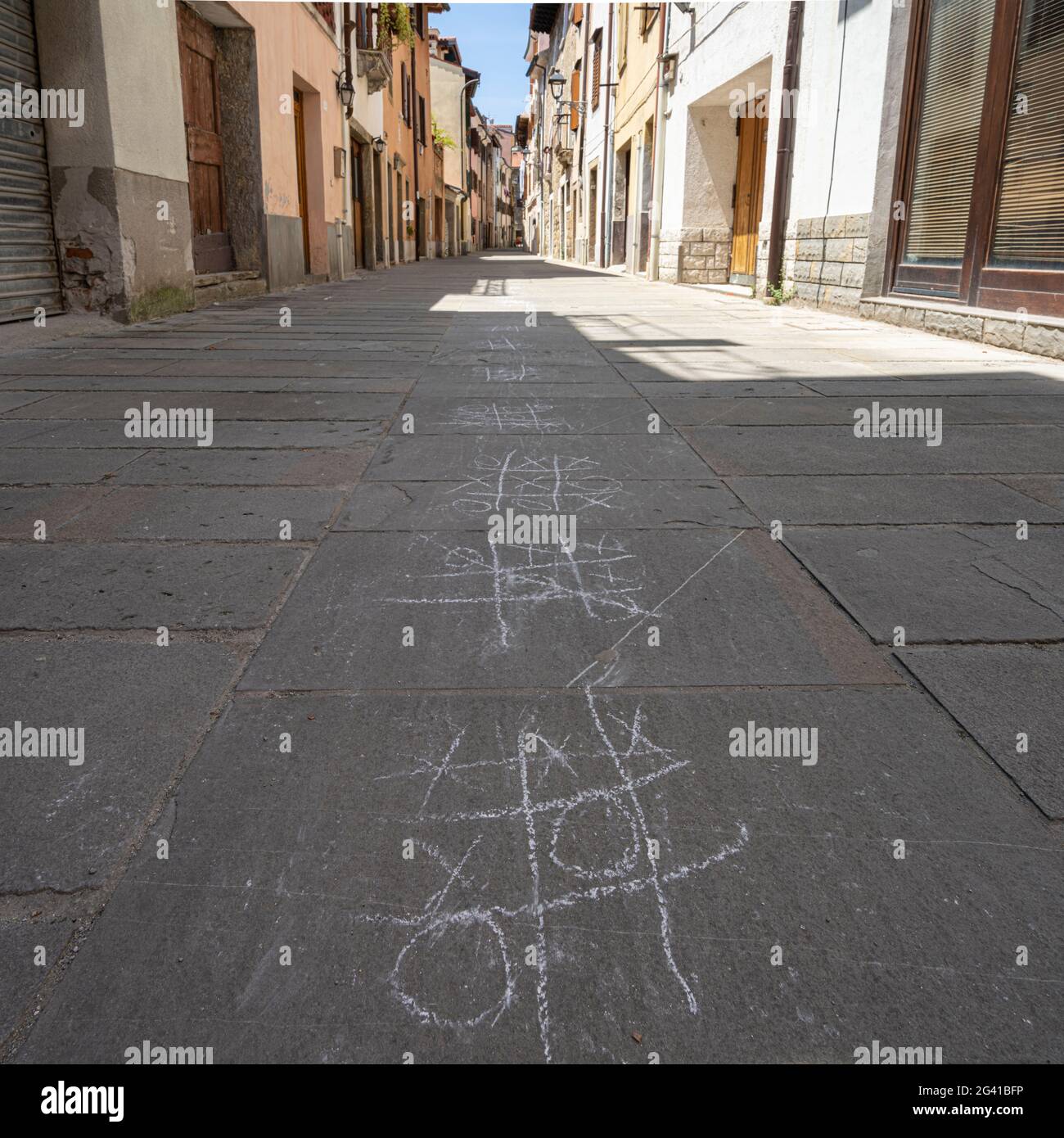 Muggia, Italia. 13 giugno 2021. Il gioco tic-tac-toe disegnato con gesso sul marciapiede di una strada stretta nel centro della città Foto Stock