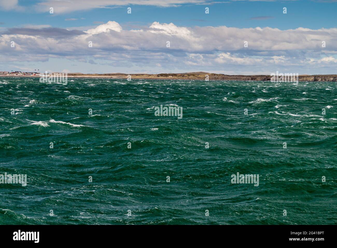 Onde di Magellano stretto tra l'isola di Tierra del Fuego e la terraferma, Patagonia, Cile Foto Stock