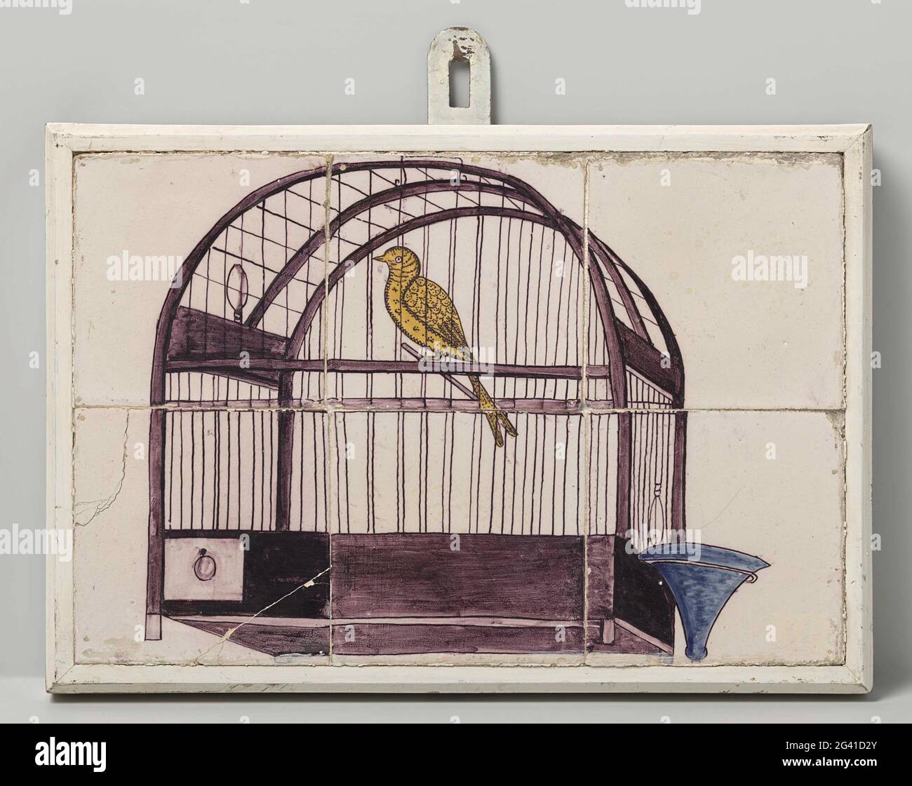 Tegola, dipinta con una rappresentazione di una gabbia di uccelli. Piastrella di sei tegole (2x3), dipinta in viola, blu e giallo con una rappresentazione di una gabbia di uccelli con abbeveratoio. Foto Stock