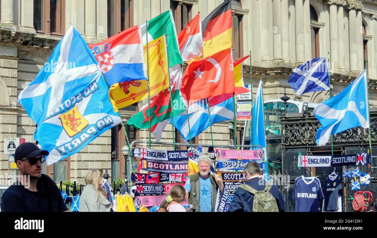 Glasgow, Scozia, Regno Unito, 18 giugno 2021. UK Weather: Summer Euro 2021 la febbre è apparsa in città con un buon umore come la città ha mostrato una vita più normale al sole guardando con impazienza al grande gioco. Un venditore in via buchanan, il miglio di stile della scozia. Credit: Gerard Ferry/Alamy Live News Foto Stock