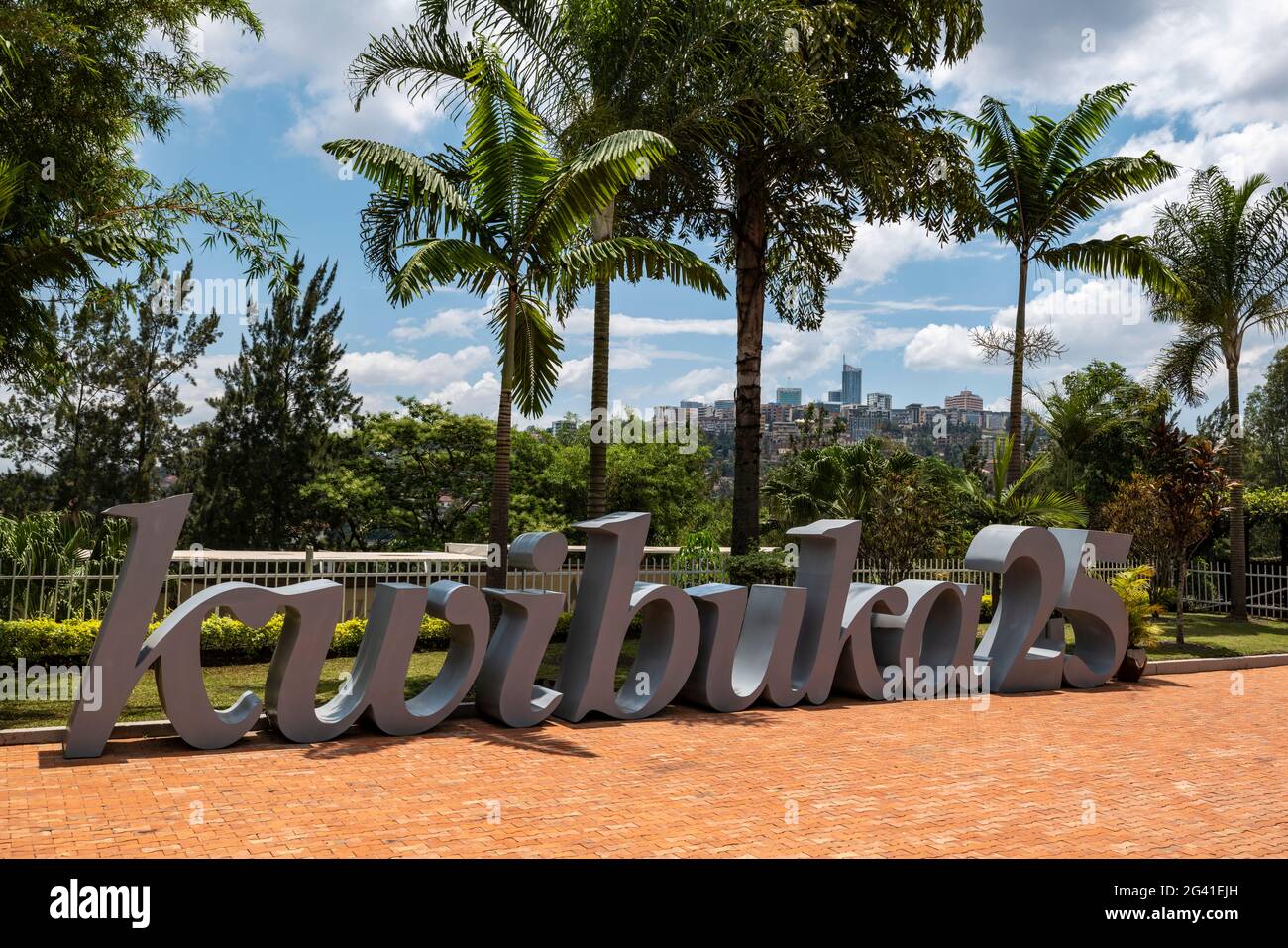 La scultura di Kwibuka 25 commemorava il 25° anniversario del genocidio del 1994 contro i tutsi al Centro Memoriale del genocidio di Kigali, Kigali Foto Stock
