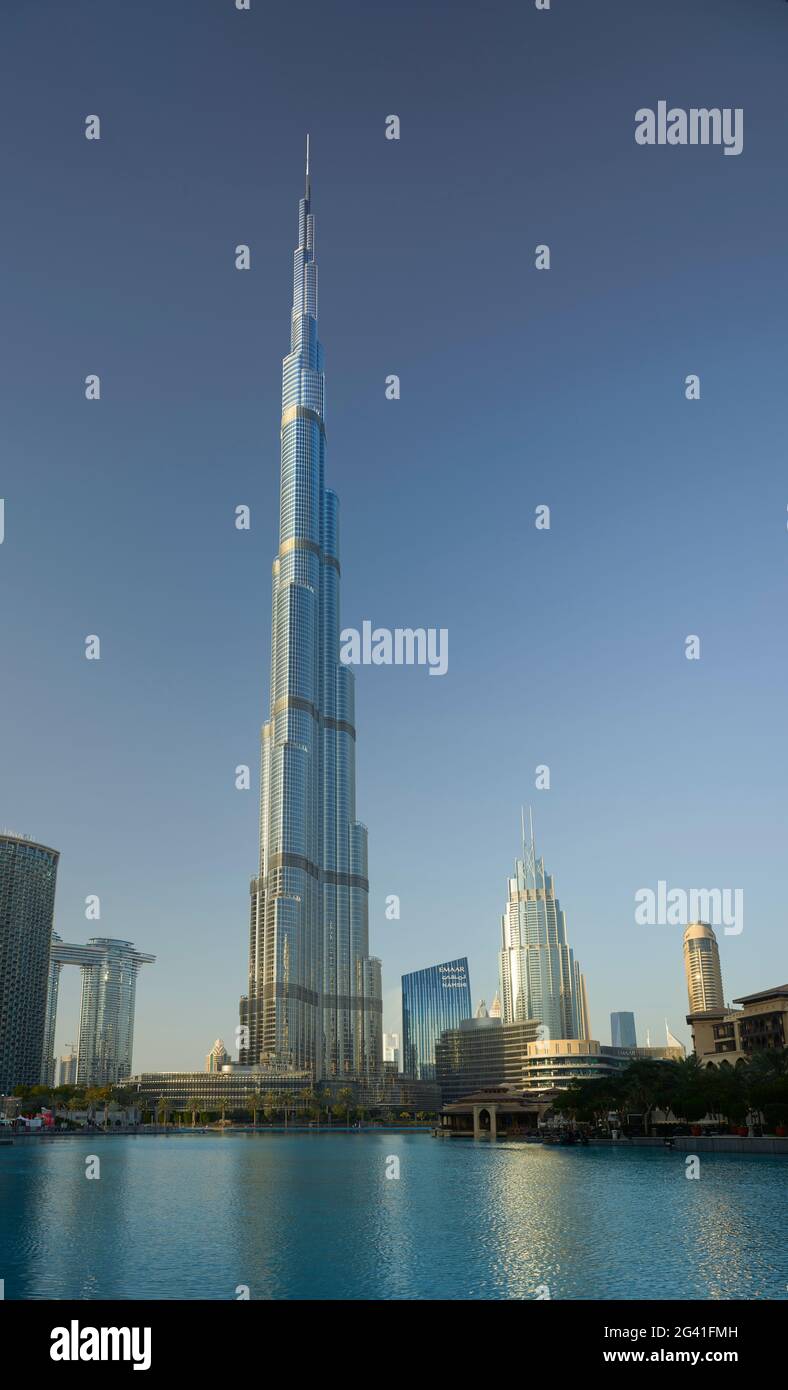 Centro di Dubai, Burj Khalifa, Burj Lake, Dubai, Emirati Arabi Uniti Foto Stock
