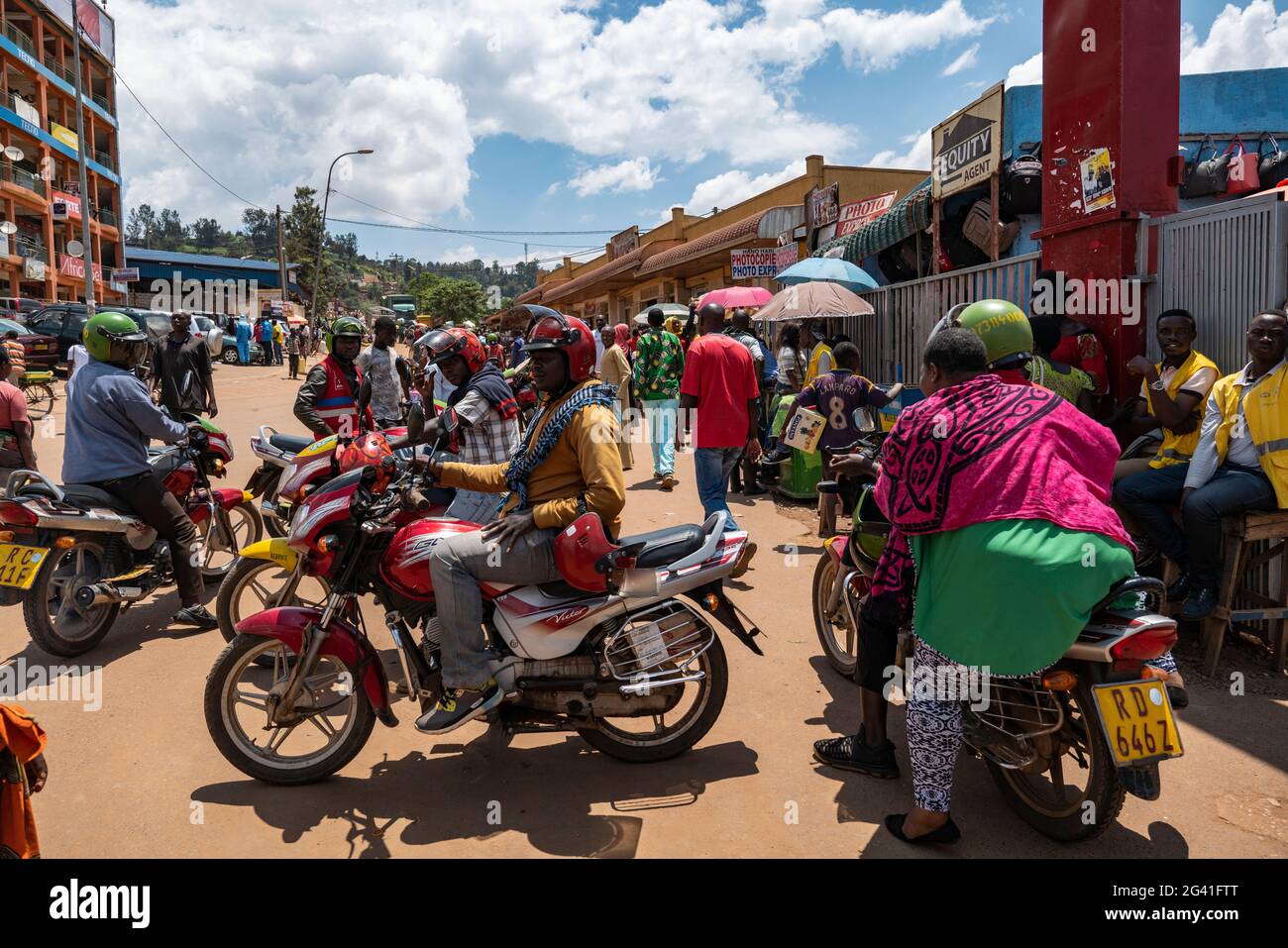 Vivace scena con moto taxi di fronte al mercato di Kimironko, Kigali, Provincia di Kigali, Ruanda, Africa Foto Stock