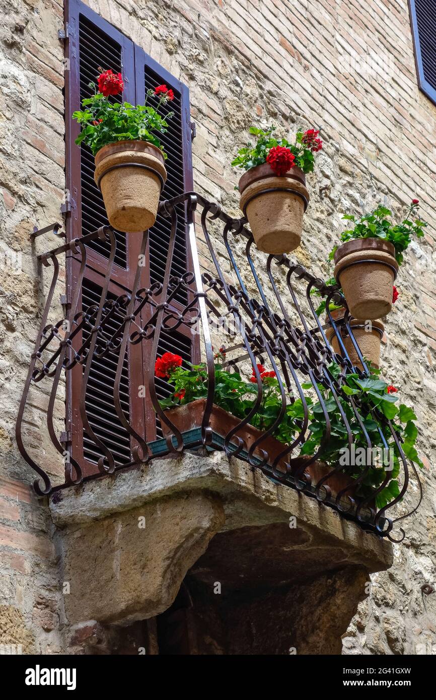 Fiori su un balcone in Pienza Toscana Foto Stock
