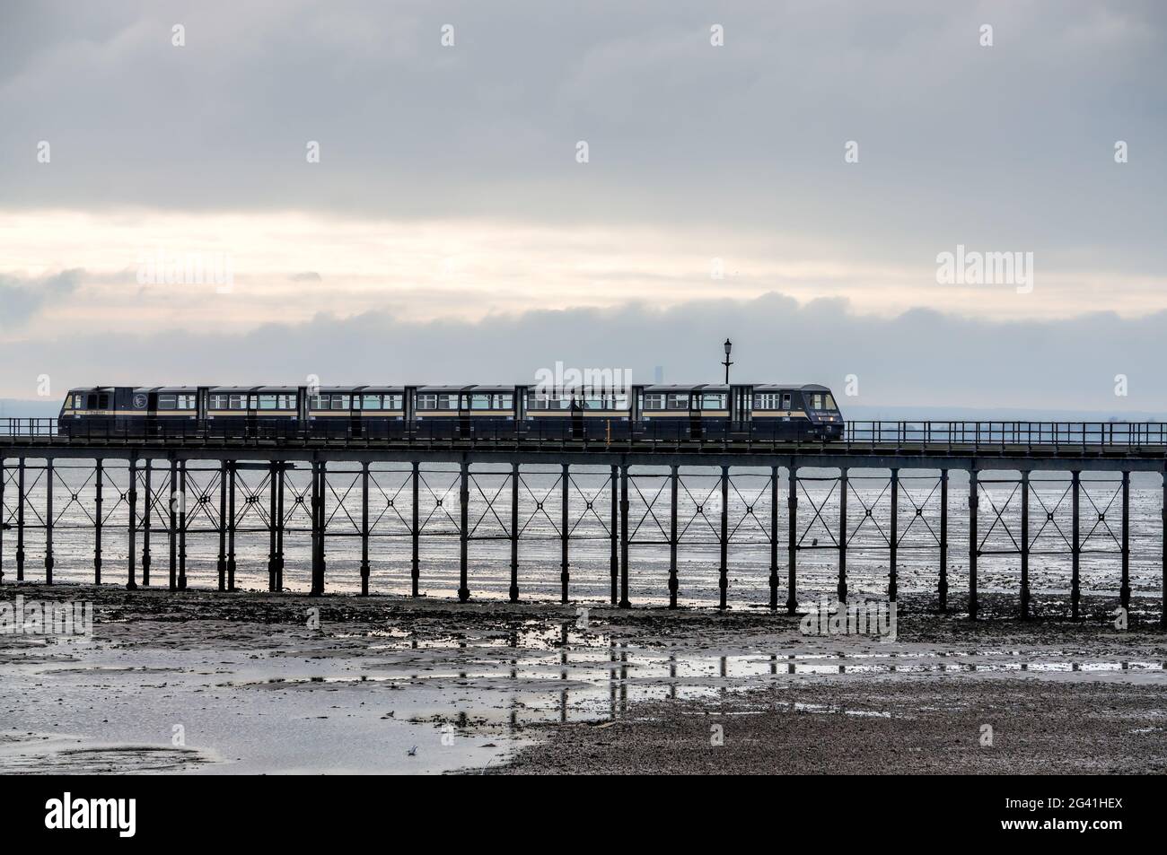 Il treno che corre lungo il molo di Southend in Essex Foto Stock