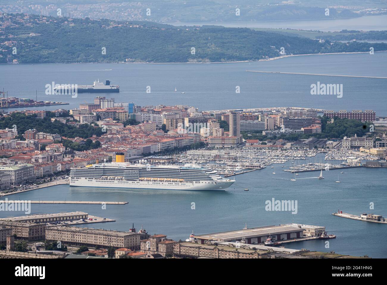 Trieste, Italia. 13 giugno 2021. Vista panoramica della città con una nave da crociera ormeggiata nel porto Foto Stock