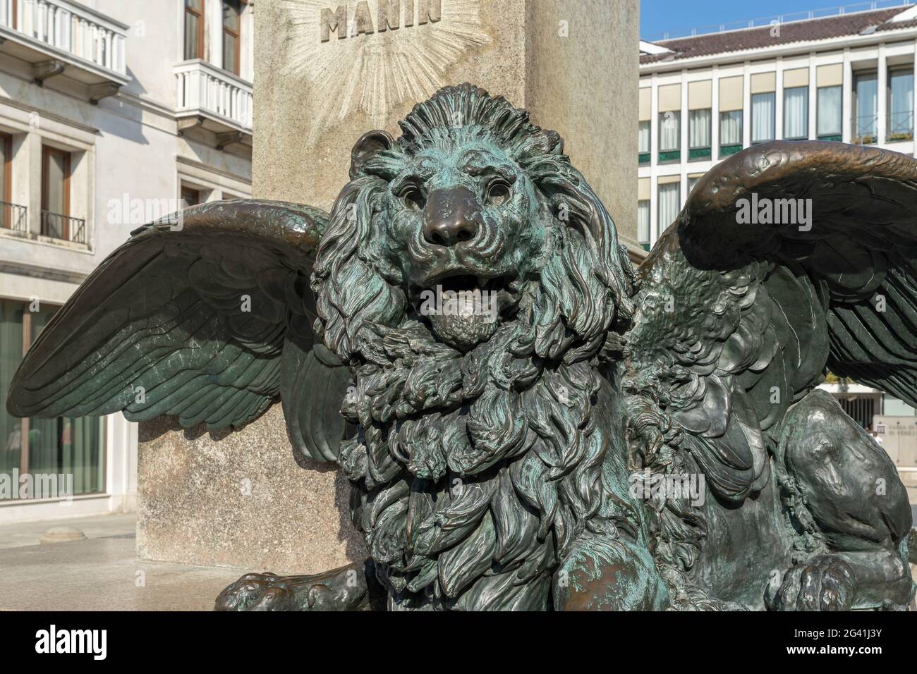 Leone alato sotto la statua di Daniele Manin a Venezia Foto Stock