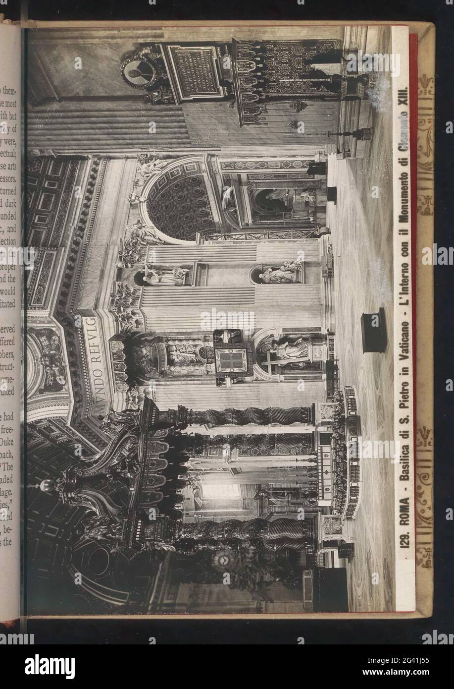 Interno del Sint-Pietersbasiliek a Città del Vaticano, con vista sul baldacchino del Bernini; Roma - Basilica di S. Pietro in Vaticano - l'interno con il monumento di Clemente XIII . Foto Stock