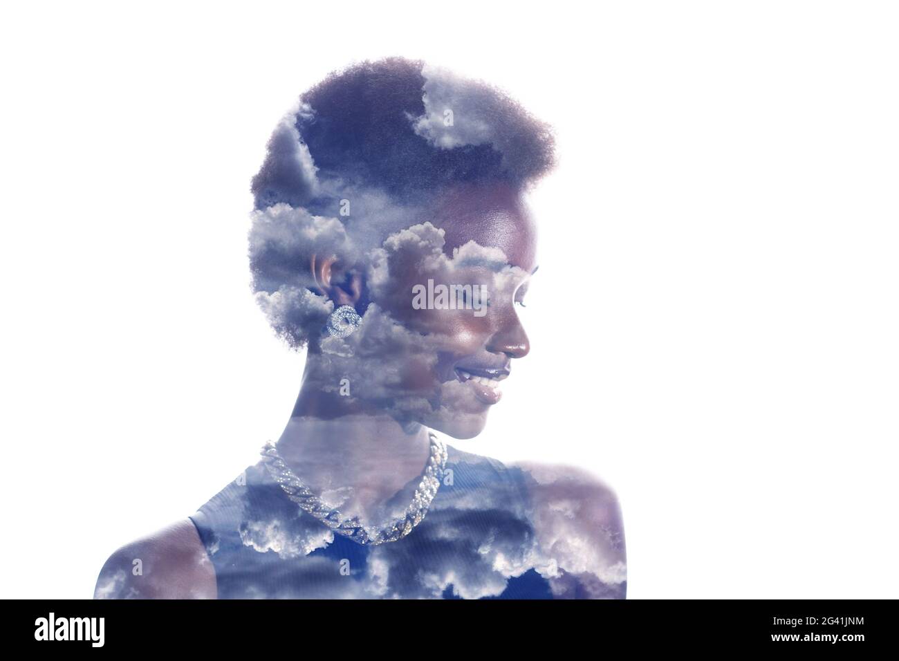 Immagine a esposizione multipla con nuvole e cielo all'interno positivo sorridente ritratto di donna afroamericana. Salute mentale e calma. Foto Stock