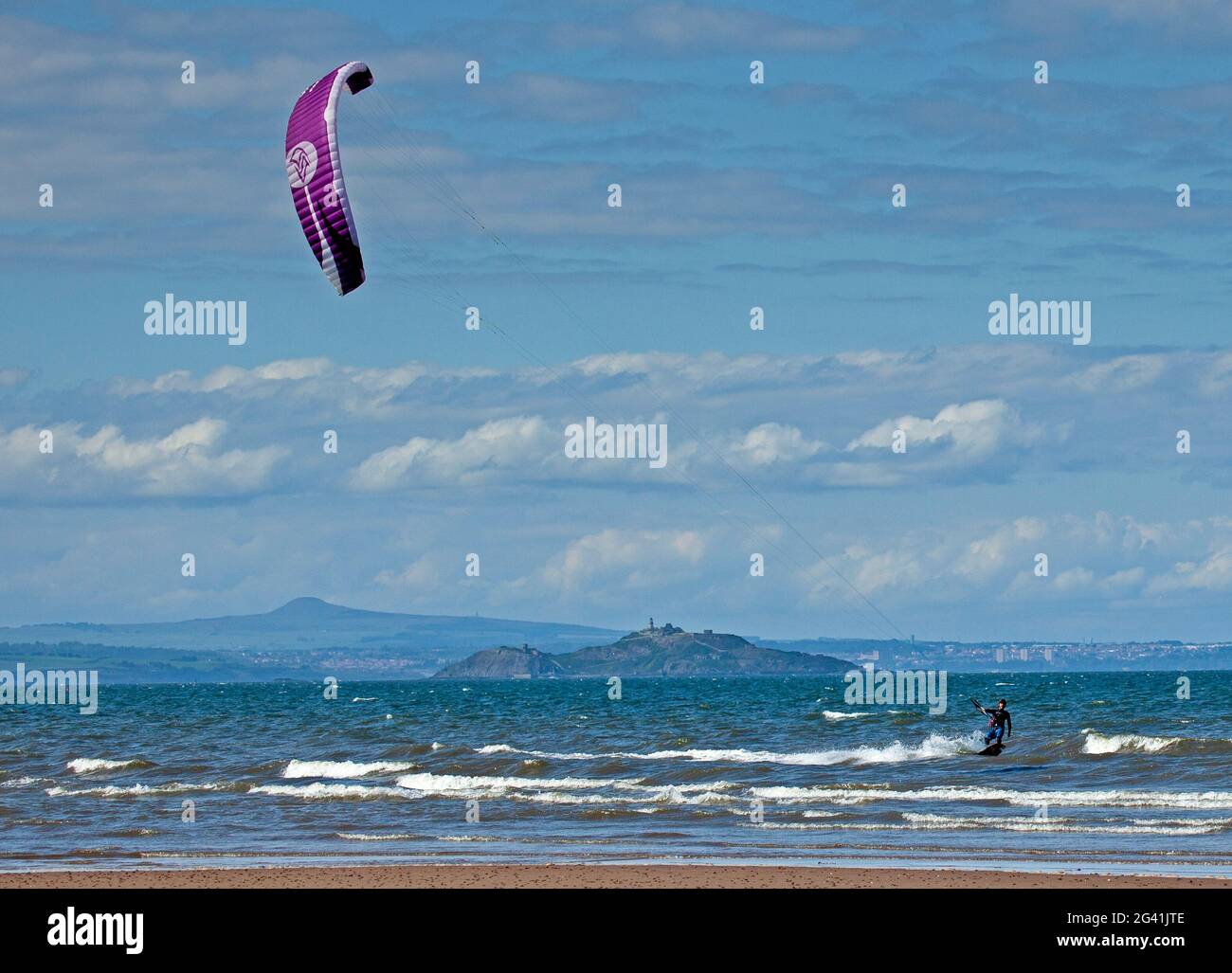 Portobello, Edimburgo, Scozia, tempo britannico. 18 giugno 2021. Buon vento per Kitesurf sul Firth of Forth. Temperatura di 14 gradi centigradi. Foto dell'isola di Inchkeith sullo sfondo. Foto Stock