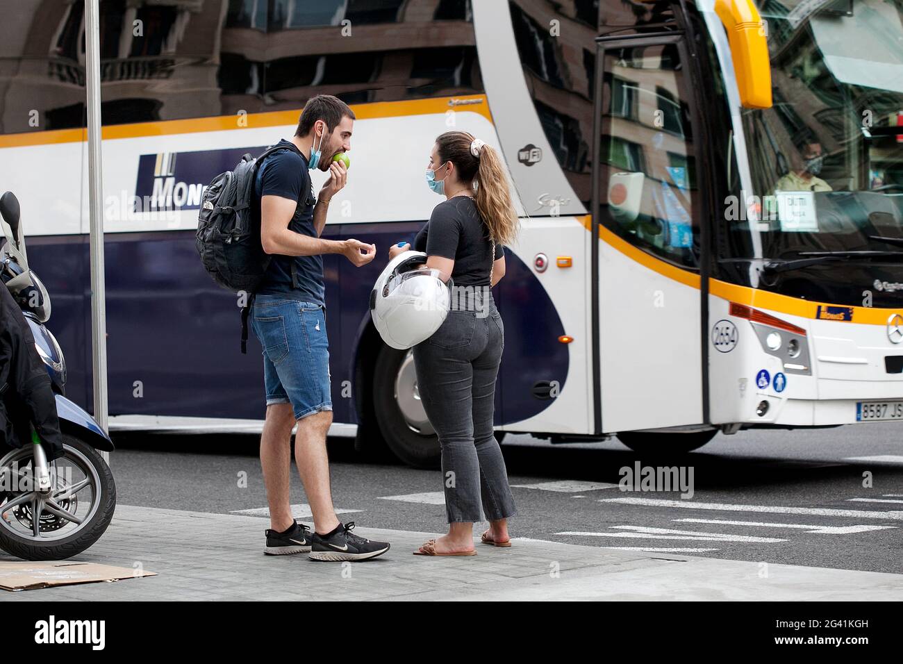 Giovane uomo che dice Arrivederci alla sua fidanzata. Foto Stock