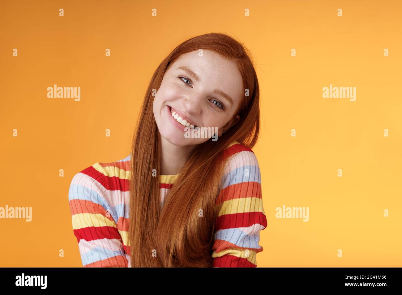 Tenero vivace allegro sorridente rosso ragazza europea 20s testa inclinabile spalla inclinata girando grinning carino fare belle labirinti Foto Stock