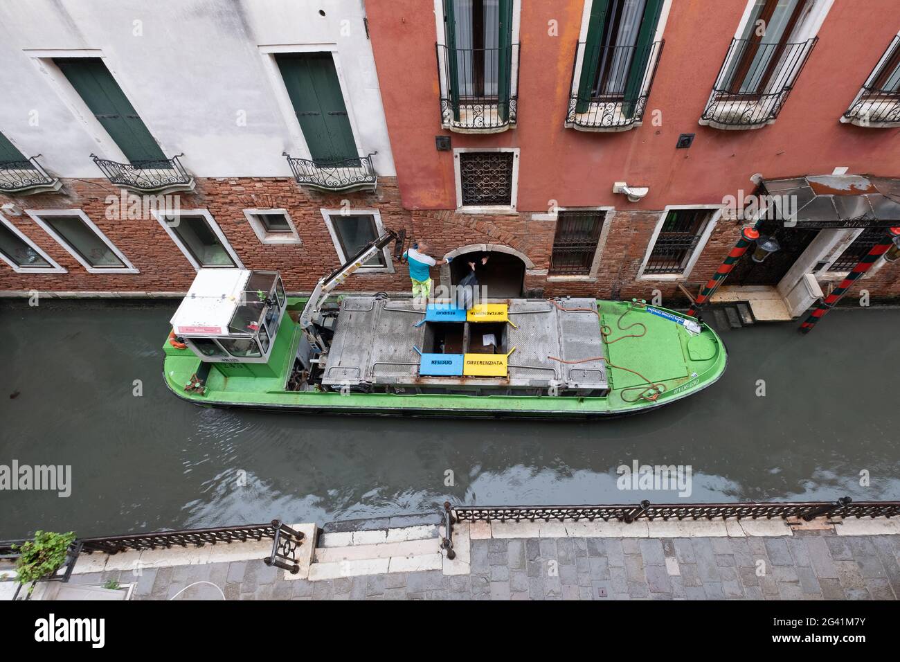 A Venezia, la raccolta dei rifiuti viene via nave, San Marco, Venezia, Veneto, Italia, Europa Foto Stock