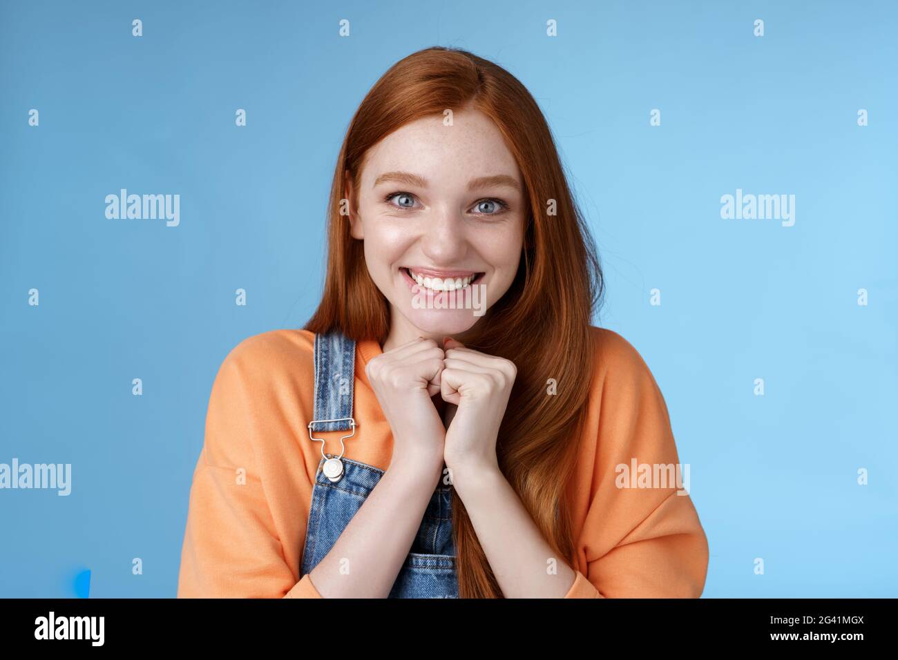 Carino attraente emozionato sorridente felice rosso ragazza blu occhi freccles ricevere awesome opportunità di studio all'estero grinning rejoicin Foto Stock