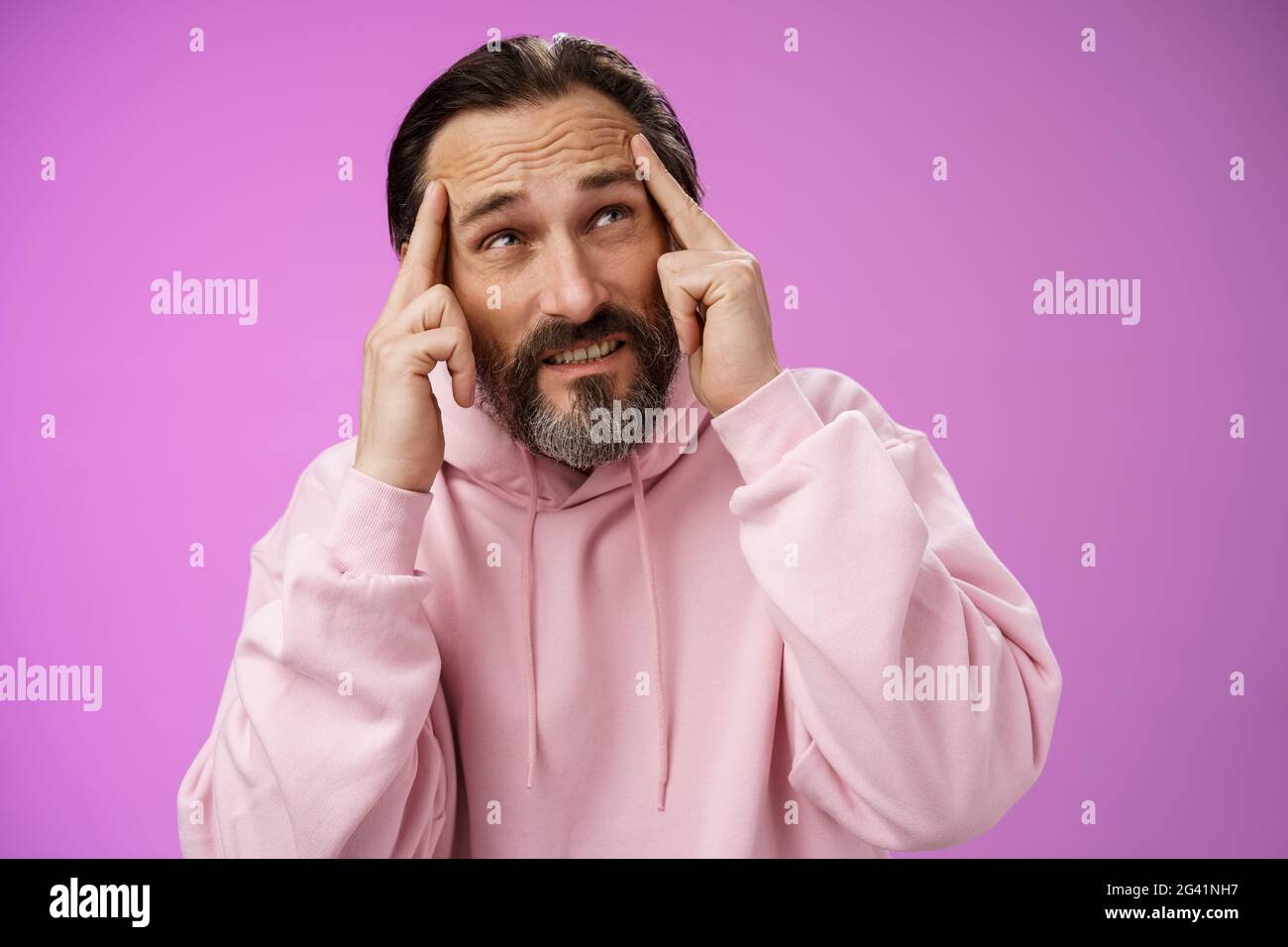 Preoccupato intenso disturbato scrittore maschile maturo non può creare idea in piedi sotto pressione touch fronte accigliato cercare problema conce Foto Stock