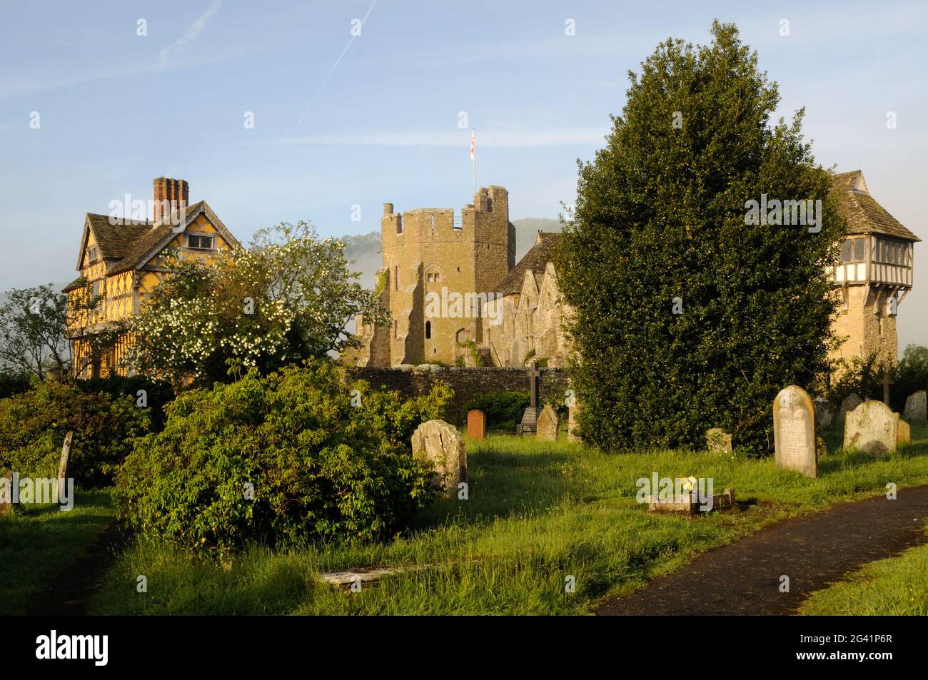 Una mattina misteriosa al Castello di Stokesay, Stokesay, Shropshire, Inghilterra Foto Stock