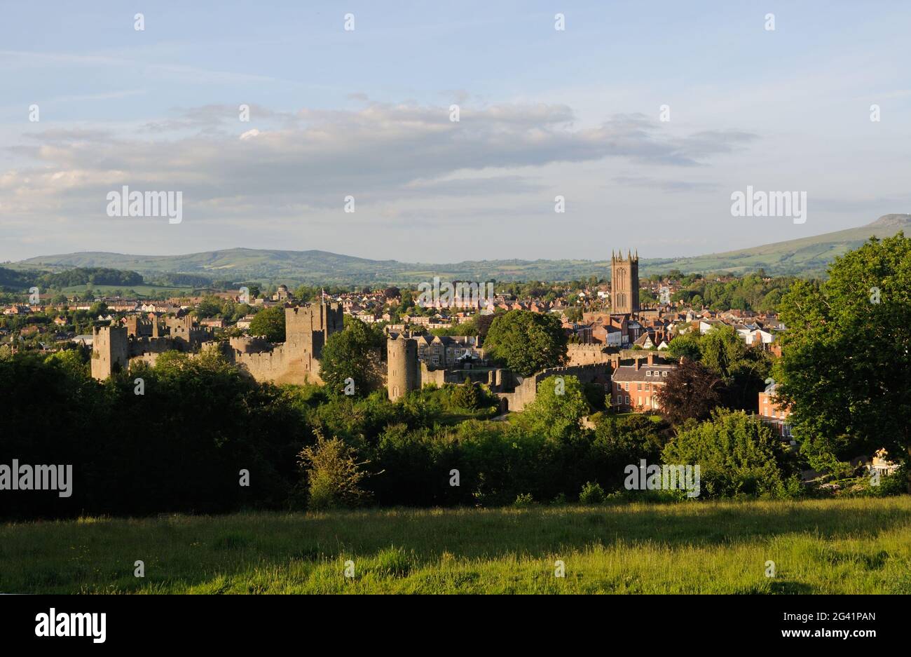 Vista della città e del castello di Ludlow da Whitcliffe Common, vicino a Ludlow, Shropshire, Inghilterra Foto Stock