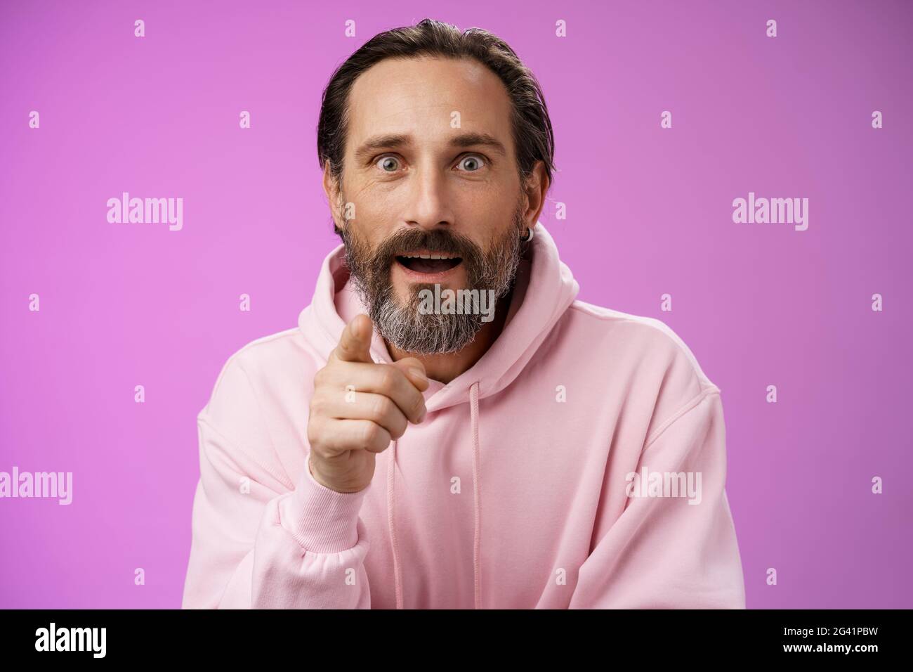 Affascinato divertito europeo bearded maturo ragazzo allargato gli occhi scioccato bocca aperta riconoscere la persona che punta fotocamera index finger a. Foto Stock