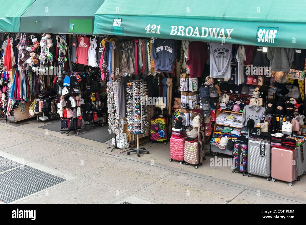 Merchandising in un negozio di Broadway, New York City, USA, anno 2019 Foto Stock