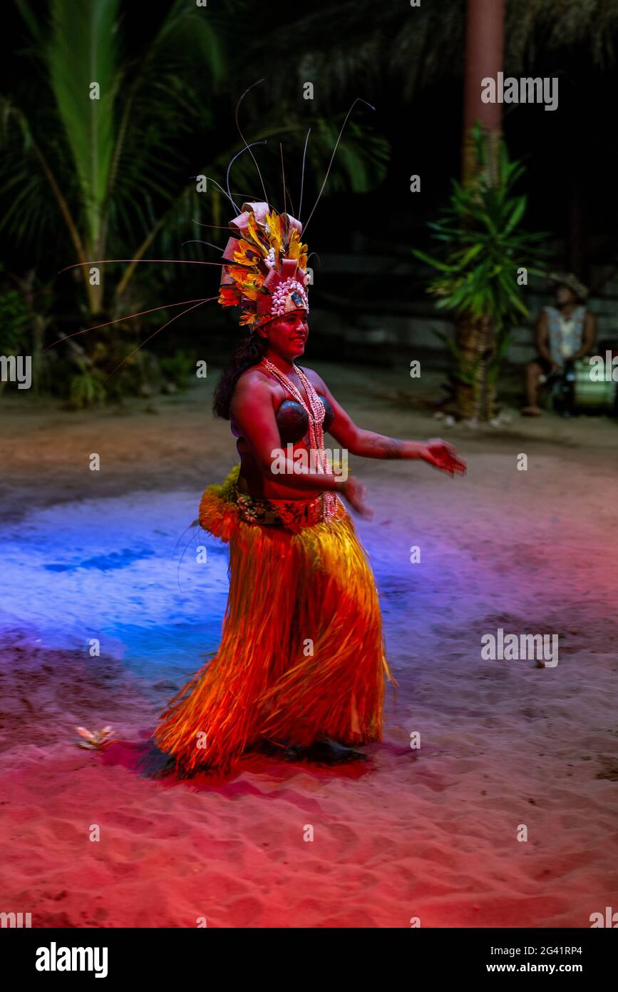 Spettacolo di danza polinesiana durante lo spettacolo 'pacificaa' presso il centro culturale del Tiki Village, Moorea, Windward Islands, Polinesia Francese, Sud Pacifico Foto Stock