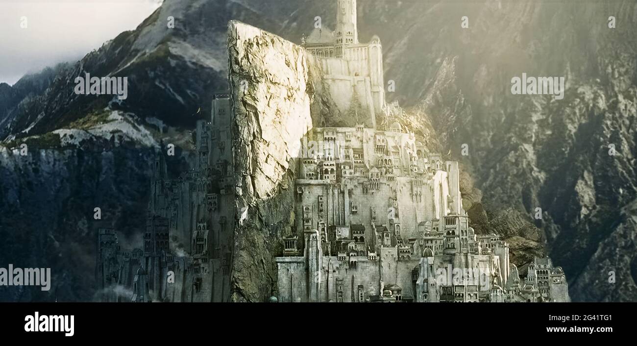STATI UNITI. Minas Tirith - la città di Gondor in una scena da (C)New Line  Cinema film: Il Signore degli anelli: Il ritorno del Re (2003) . TRAMA:  Gandalf e Aragorn guidano