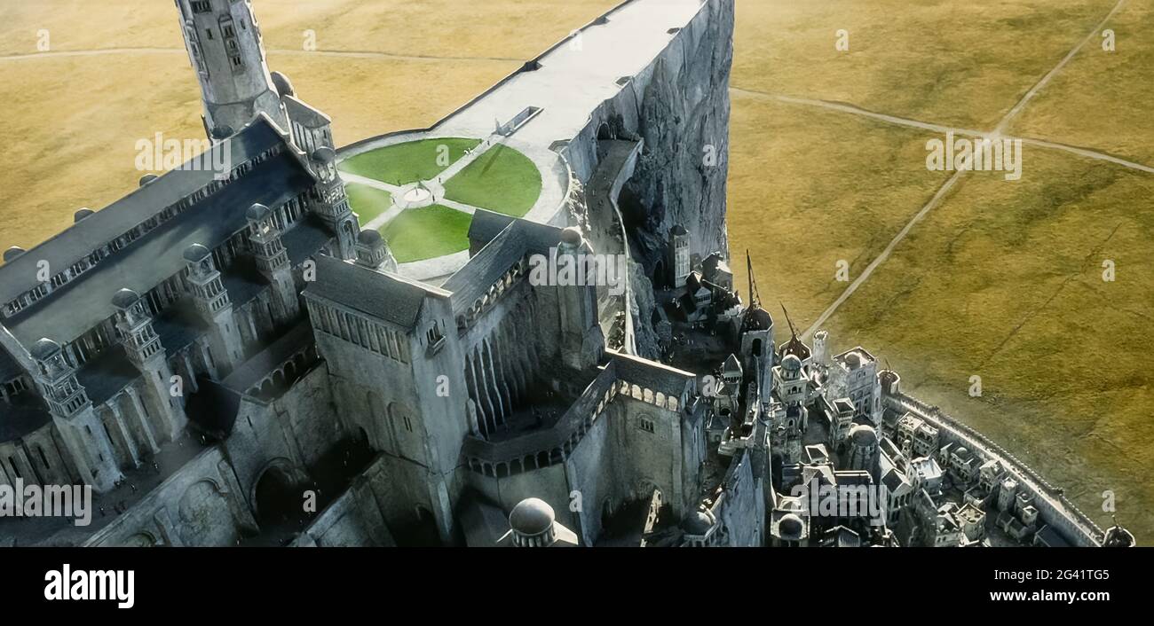 STATI UNITI. Minas Tirith - la città di Gondor in una scena da (C)New Line  Cinema film: Il Signore degli anelli: Il ritorno del Re (2003) . TRAMA:  Gandalf e Aragorn guidano