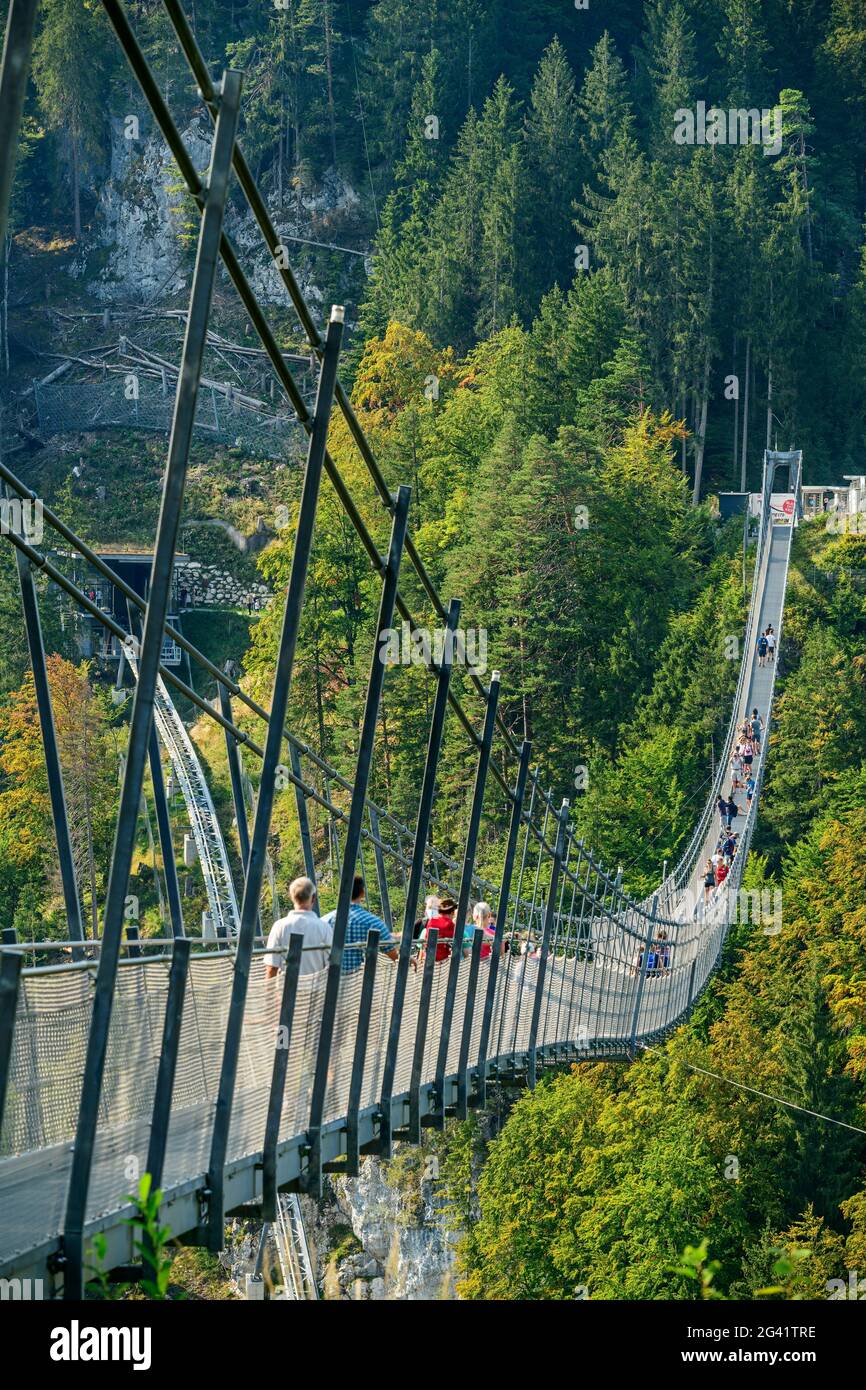 Molte persone camminano sul ponte di corda Highline 179, Ehrenberg, Reutte, Tirolo, Austria Foto Stock