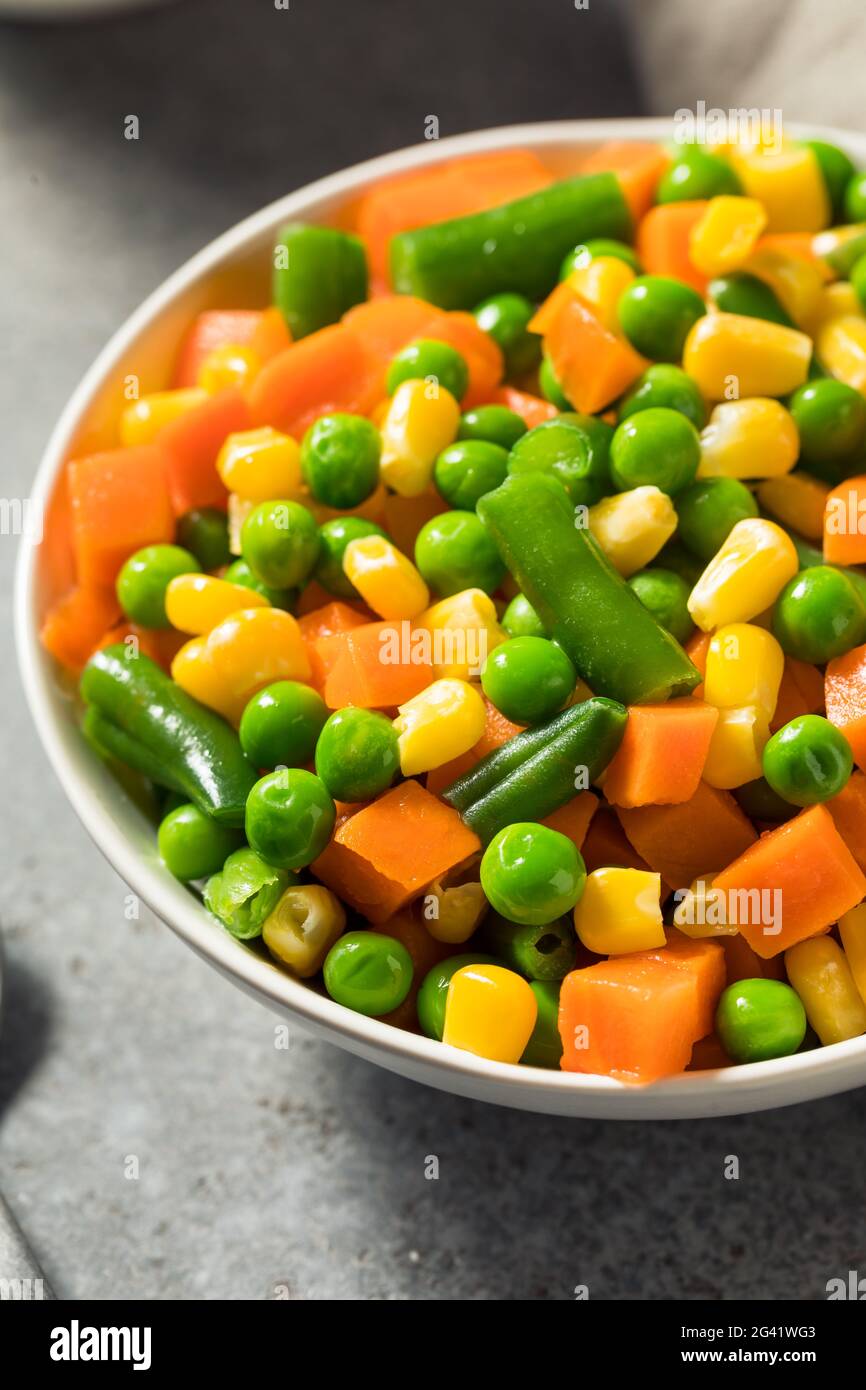Verdure miste salubri al vapore con mais e carote di piselli Foto Stock
