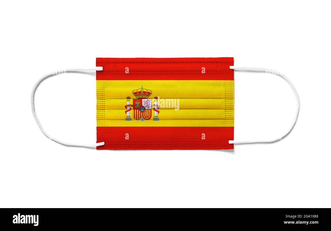 Bandiera della Spagna su una maschera chirurgica monouso. Sfondo bianco Foto Stock