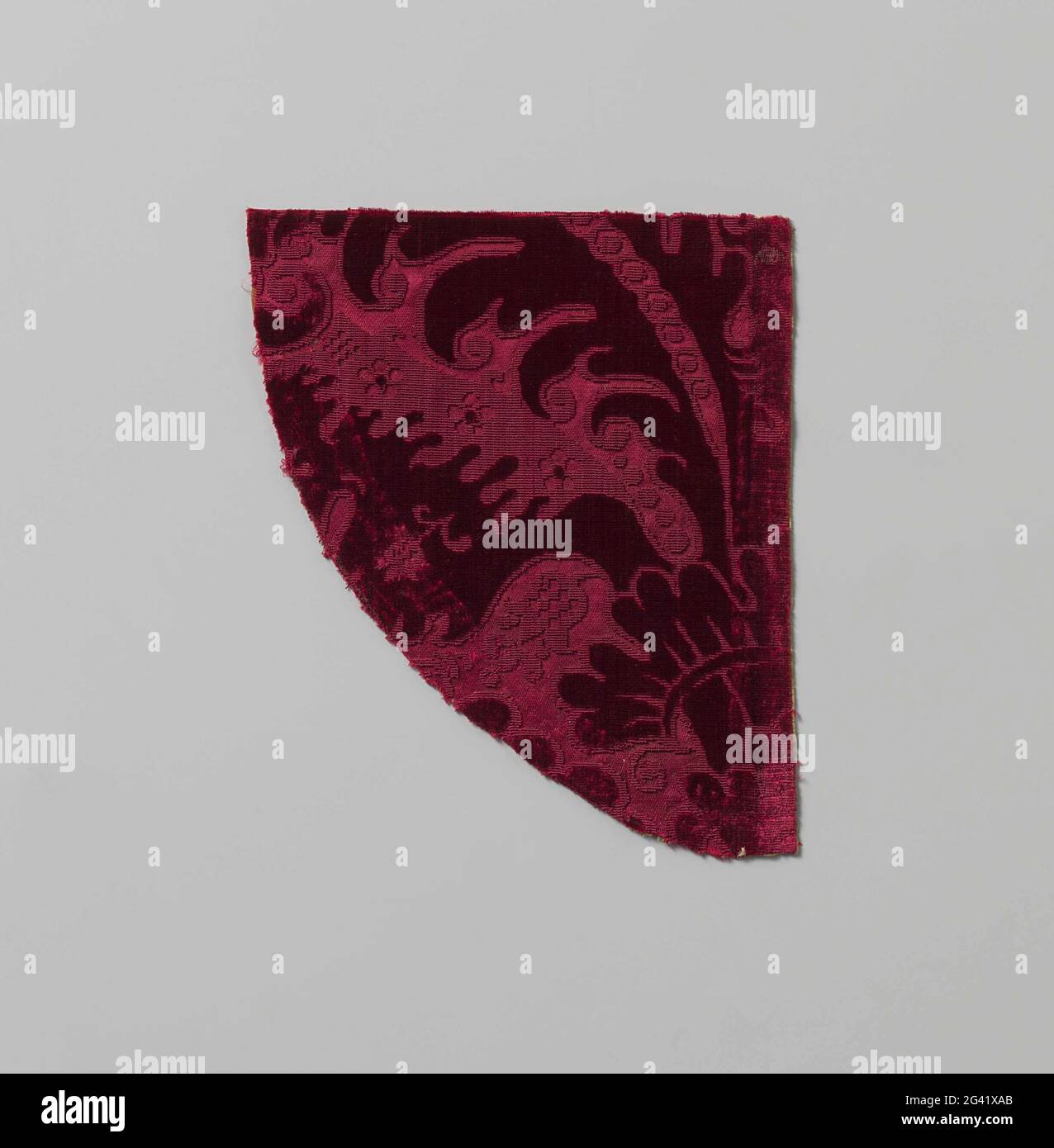 Frammenti di vitello di seta rossa e satin. Frammenti di velluto di seta rossa e raso. Il disegno ha grandi foglie stilizzate in cui piccoli fiori e tra cui si dirama il fiore. Foto Stock