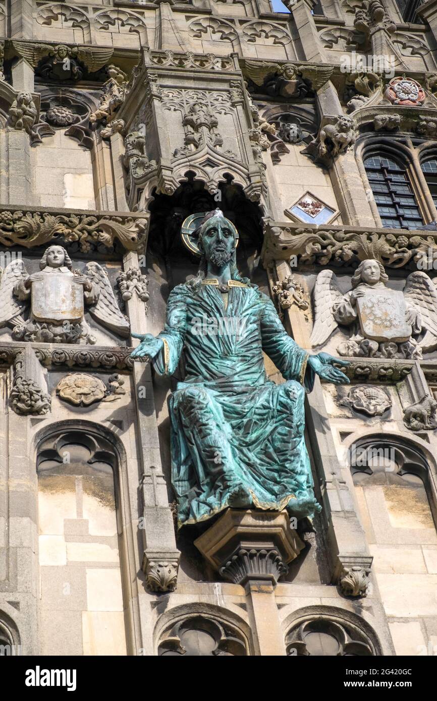 Statua sopra l'ingresso alla Cattedrale di Canterbury Foto Stock