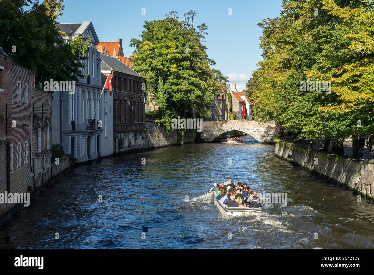 Tourist godendo di una gita in barca intorno a Bruges Fiandre Occidentali in Belgio Foto Stock