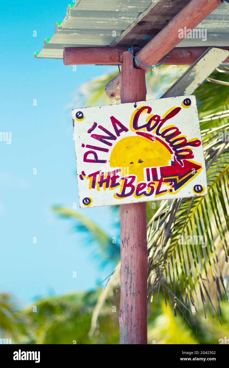 Cuba, Cayo Blanco, Varadero, bar sulla spiaggia, pina colada, cocktail, cocktail, spiaggia, sole, divertimento, vacanza, vacanza, palme Foto Stock
