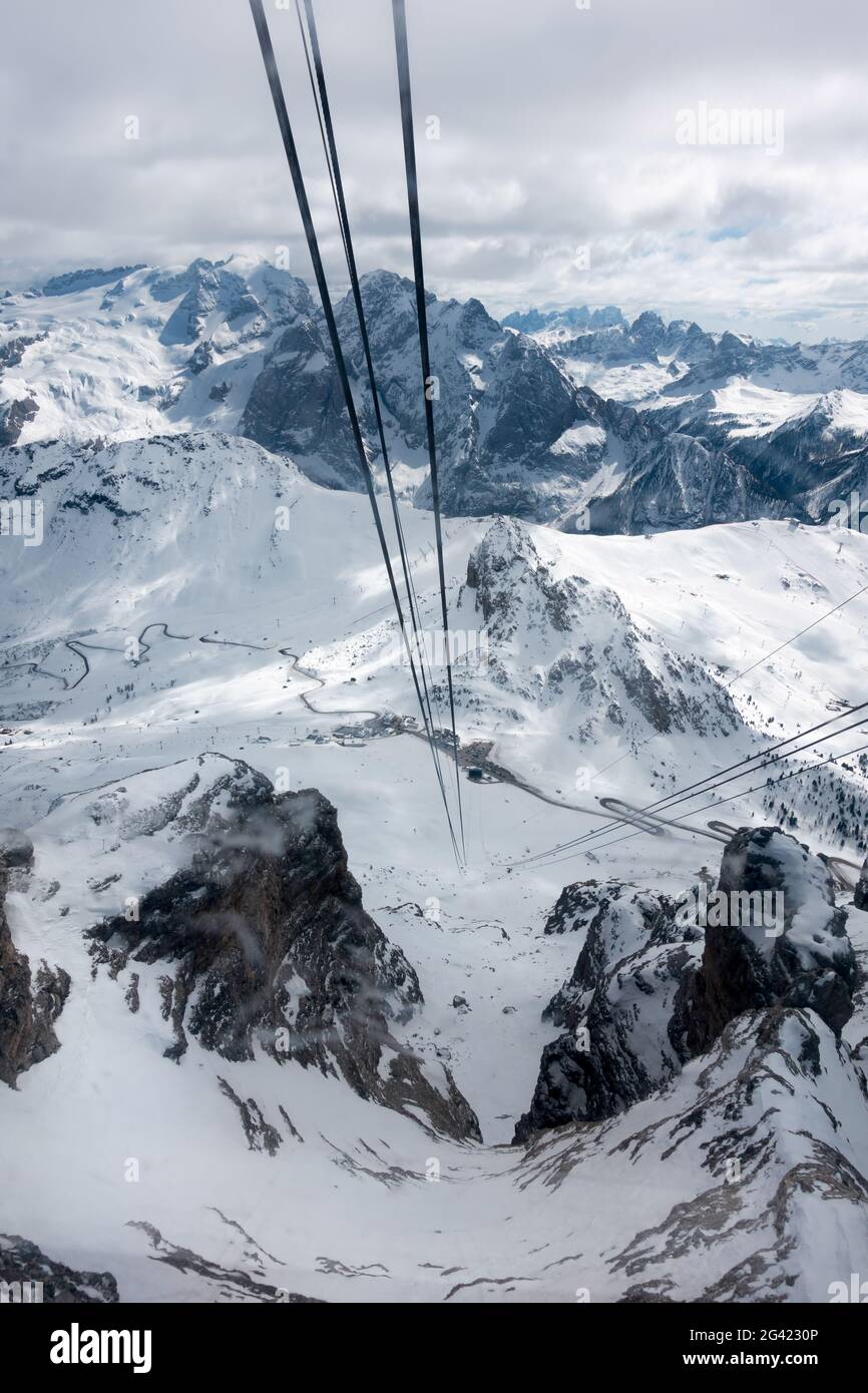 Vista dal Sass Pordoi nella parte superiore della Val di Fassa Foto Stock