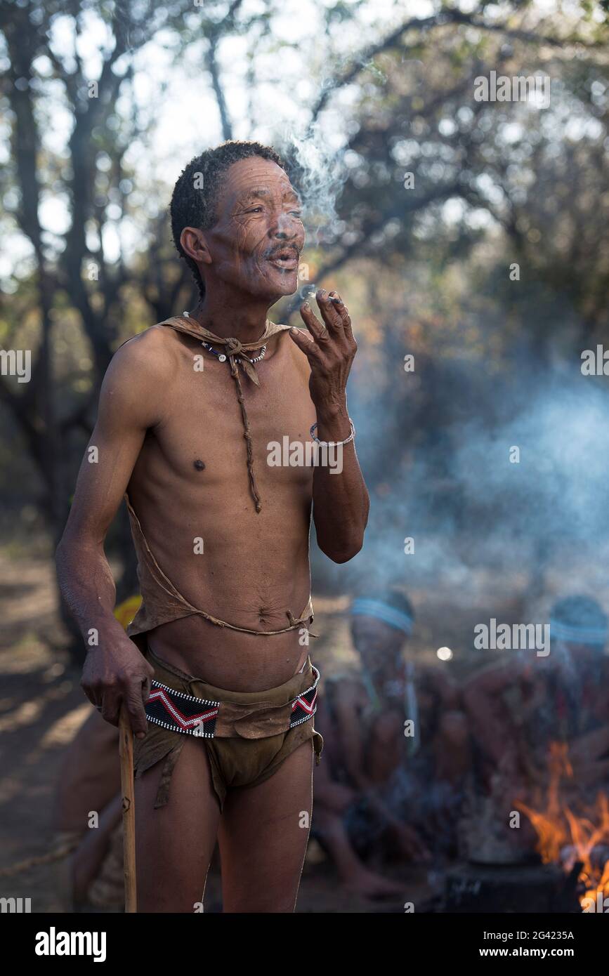 Ritratti di persone dai Boscimani Naro Tribe. Il Botswana ospita circa 63,500 San, che rappresentano circa il 2.8% della popolazione del paese, il che lo rende il paese con la più alta popolazione di San. I popoli di San (anche Saan), o Boscimani, sono membri di vari gruppi di cacciatori-raccoglitori indigeni di lingua khoe, Tuu, o Kxʼa, che sono le prime nazioni dell'Africa del Sud. Botswana. Foto Stock